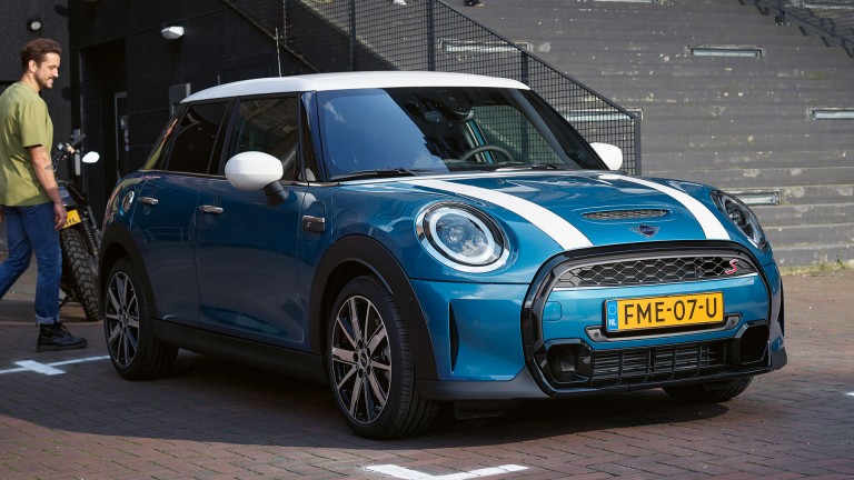 MINI 5 puertas Hatch – vista frontal, azul y blanco – comparativa de modelos