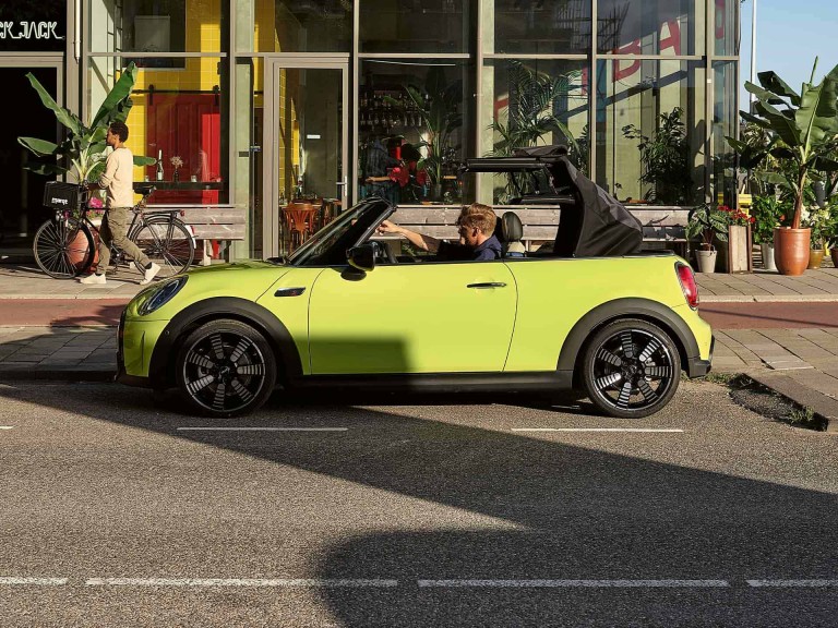 Mini Cabrio – vista lateral – techo de la capota suave