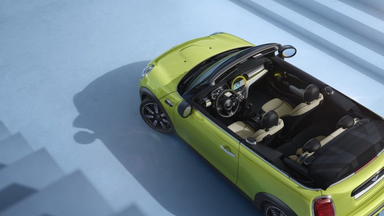 MINI Cabrio – vista lateral – amarillo